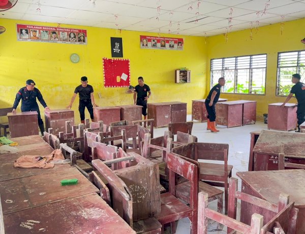 Polri Peduli Pendidikan Pulihkan Fasilitas Pendidikan di SMA Negeri 1 Tanjung Pura Pasca banjir