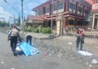 Peduli-Lingkungan-Polisi-Bersihkan-Sampah-Usai-Aksi-Demo-di-Kantor-DPRD-Situbondo