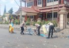 Peduli-Lingkungan-Polisi-Bersihkan-Sampah-Usai-Aksi-Demo-di-Kantor-DPRD-Situbondo