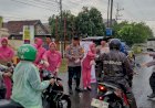Ramadhan-berbagi-kepedulian-Polsek-Balongbendo-dan-Bhayangkari-Bagikan-Paket-Takjil-ke-Pengguna-Jalan