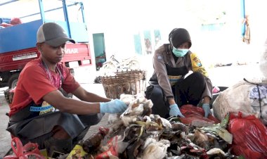 Anggota-Polwan-Polres-Ponorogo-Bersama-Warga-Ubah-Sampah-Jadi-Produk-Ekonomis