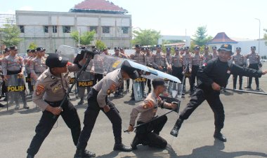 Tingkatkan-Kemampuan-Personel-Jelang-Pemilu-2024,-Polres-Sumenep-Gelar-Latihan-Dalmas