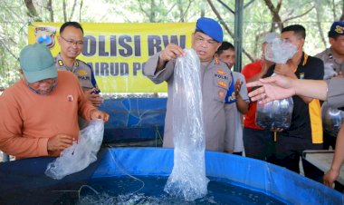 Dukung-Ketahanan-Pangan-Ditpolairud-Polda-Jatim-Beri-Bantuan-Ribuan-Bibit-Ikan-Lele