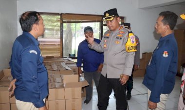 Pastikan-Logistik-Pemilu-2024-Aman,-Kapolresta-Sidoarjo-Cek-Gudang-KPU