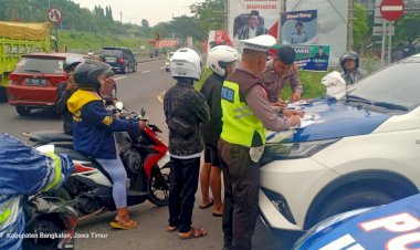 Tertibkan-Pengendara-Polres-Bangkalan-Lakukan-Tilang-Manual