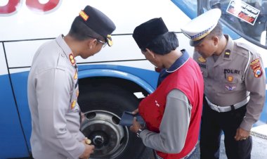 Jelang-Nataru,-Polres-Situbondo-Bersama-Dishub-Tes-Urine-Sopir-dan-Cek-Kelaikan-Kendaraan-Umum