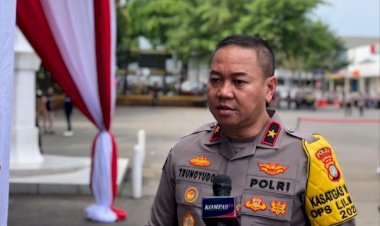 Polri-Bantu-Evakuasi-Korban-Kecelakaan-KA-Turangga-dan-KA-Bandung-Raya