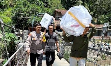 Polisi-bersama-TNI-di-Pacitan-Tempuh-Medan-Terjal-Demi-Amankan-Distribusi-Logistik-Pemilu
