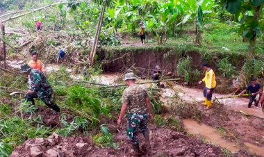 Sinergitas-Tiga-Pilar-Bersihkan-Material-Longsor-di-Jombang,-Sungai-Kali-Maling-Kembali-Mengalir