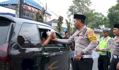 Ops-Keselamatan-Semeru-2024-di-Bulan-Ramadhan-Polres-Jember-Berbagi-Takjil-Sambil-Ajak-Warga-Tertib-Lalin