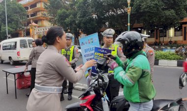 Ops-Keselamatan-Semeru-2024-di-Bulan-Ramadhan-Polresta-Malang-Kota-Berbagi-Takjil-Ajak-Pengendara-Tertib-Lalin