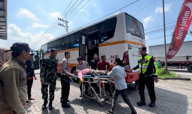 Gercep-Polisi-Beri-Pertolongan-Pemudik-di-Kota-Mojokerto-yang-Pingsan-di-Bus