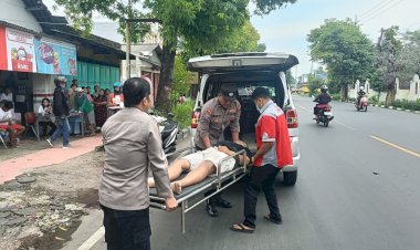 Tanggap-dan-Responsif,-Personel-Polres-Mojokerto-Bantu-Korban-Laka-Lantas