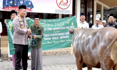 Kapolda-Jatim-Berkurban-10-Sapi-dan-17-Kambing-untuk-Ponpes,Ormas-dan-Organisasi-Kemahasiswaan-di-Banyuwangi