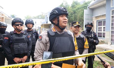 Densus-88-Dibantu-Polda-Jatim-Lakukan-Olah-TKP-di-Rumah-Terduga-Teroris