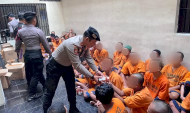 Polres-Malang-Gelar-Jumat-Berkah,-Beri-Makanan-Tambahan-kepada-Tahanan