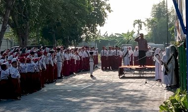 Upacara-Bendera,-Kanit-Binmas-Polsek-Krian-Edukasi-Pelajar-Bijak-Medsos