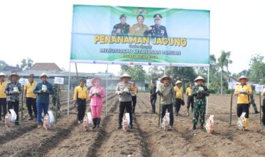 Wujudkan-Ketahanan-Pangan-Mandiri,-Polres-Blitar-Kota-Bersama-Masyarakat-Tanam-Jagung-di-Lahan-Aset-Polri