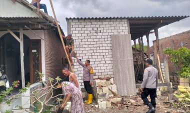 Personel-Polsek-Tulangan-Turun-Tangan-Sigap-Bantu-Korban-Bencana-Angin-Kencang