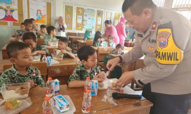 Polsek-Gedangan-Bagikan-Makan-Siang-Bergizi-di-SDN-Gemurung