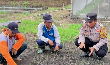 Bhabinkamtibmas-Desa-Bakung-Temenggungan-Pantau-Pekarangan-Pangan-Bergizi