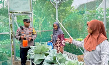 Dampingi-KWT-Bhabinkamtibmas-Polres-Probolinggo-Kota-Ajak-Warga-Wujudkan-Ketahanan-Pangan