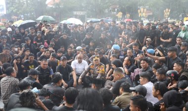 Momen-Kapolresta-Malang-Kota-Basah-Kuyup,-Duduk-Bersila-Ngobrol-Bareng-Mahasiswa-Saat-Suarakan-Aspirasi