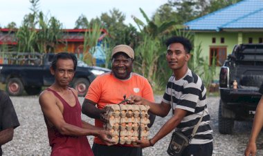 Bentuk-Kepedulian,-Personel-Operasi-Damai-Cartenz-2025-Salurkan-Bantuan-Sembako-di-Yalimo