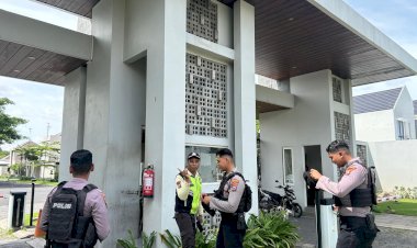 Ditinggal-Warga-Mudik,-Polisi-Sidoarjo-Patroli-Kawasan-Pemukiman