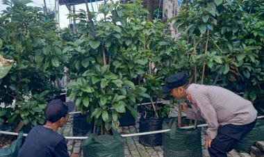 Bhabinkamtibmas-Gencarkan-Patroli-Sambang-Desa,-Dukung-Ketahanan-Pangan-di-Tanggulangin