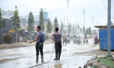 Polri-Bantu-Kuras-Air-Yang-Merendam-Kompi-Senapan-A-Yonif-111-/-Karma-Bakti,-Aceh-Tamiang