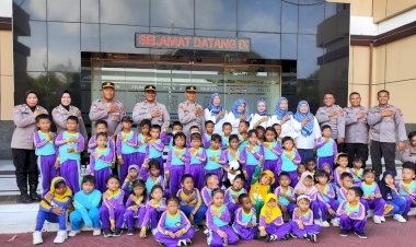 Polresta-Sidoarjo-Terima-Kunjungan-TK-Dharma-Wanita-Persatuan-Jabaran,-Tanamkan-Cita-Cita-Sejak-Dini