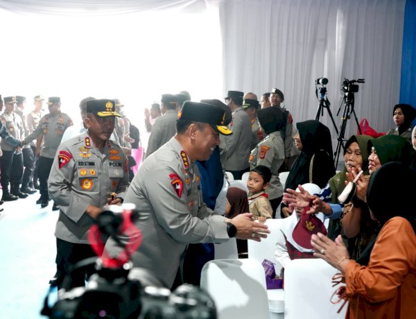 Wakapolri Berikan Santunan dan Bakti Sosial Kepada Warga Sekitar SMA Kemala Taruna Bhayangkara Bogor