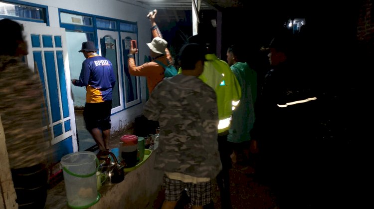 Polres Probolinggo Gerak Cepat Bantu Warga Terdampak Banjir di Tiris