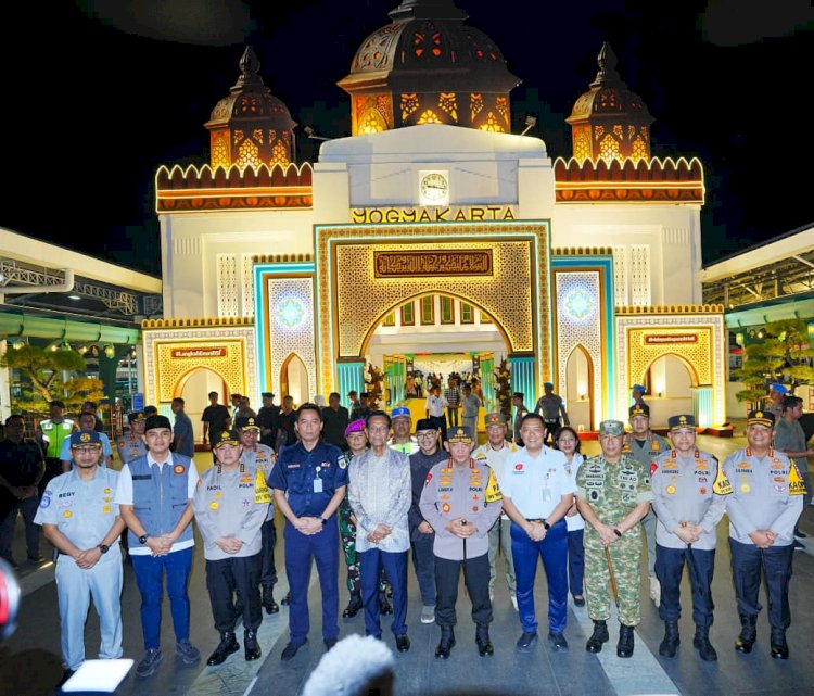 Tinjau Stasiun Tugu DIY, Kapolri Pastikan Puncak Arus Mudik Berjalan Aman